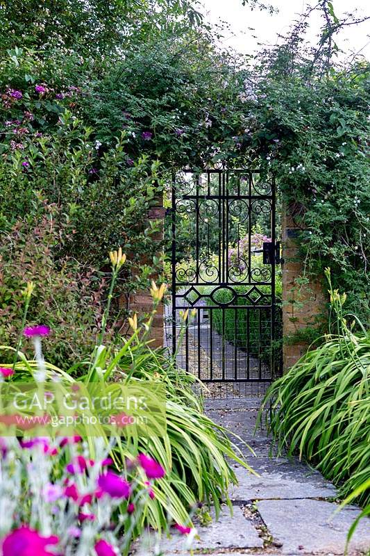 Porte d'origine dans jardin clos.