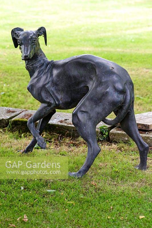 Sculpture de Greyhound appelée 'Athlète Royal' d'après le vainqueur du Grand National en 1995