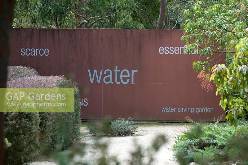 Jardin d'économie d'eau en Australie avec des mots imprimés à la limite
