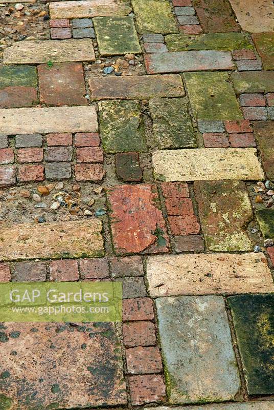 Chemin de jardin rustique fabriqué à partir de briques récupérées, de pavés, de dalles et de silex - Journée des jardins ouverts, Coddenham, Suffolk