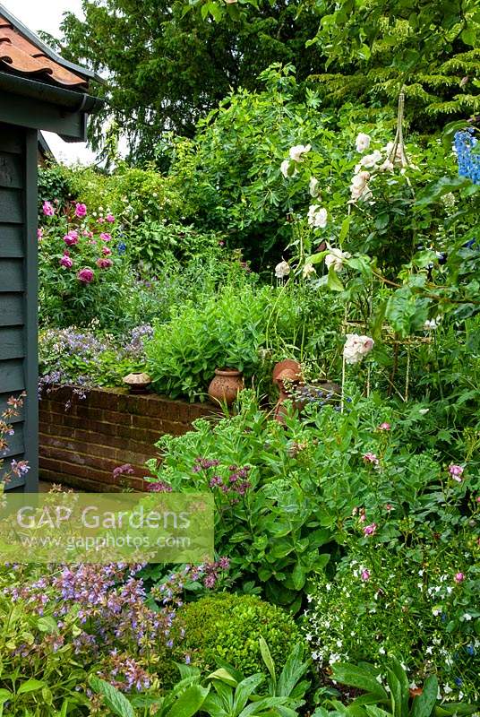 Parterre de fleurs surélevé densément planté de plantes vivaces, d'arbustes et de roses - Journée des jardins ouverts, Double Street, Framlingham, Suffolk