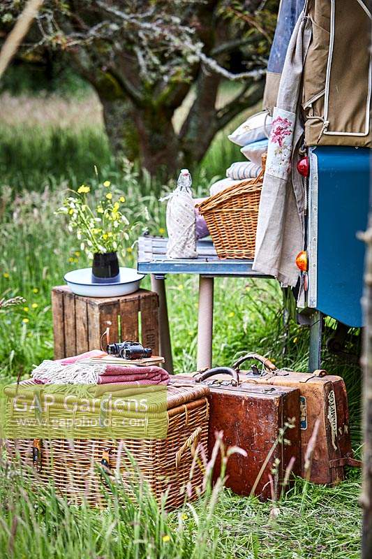 Paniers pique-nique et bagages vintage à l'arrière du landrover