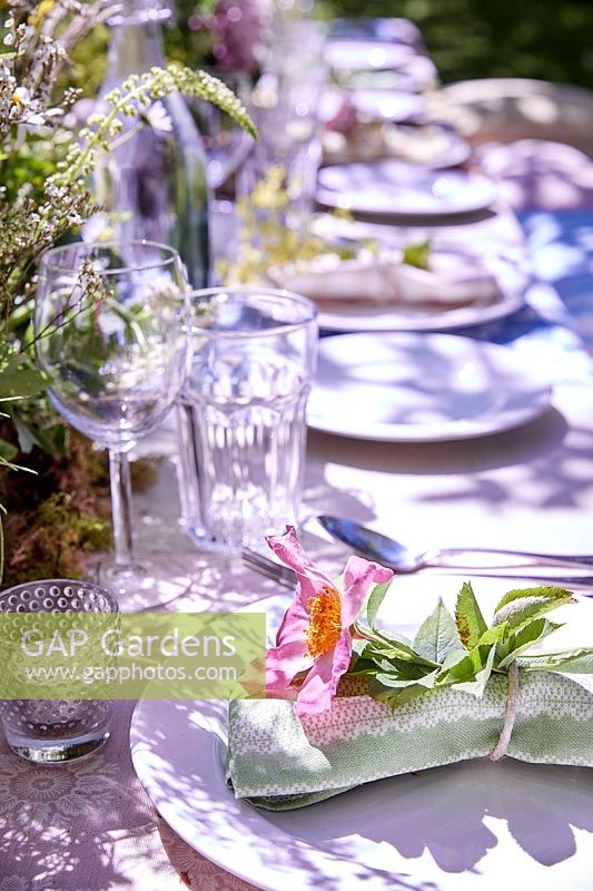 Réglage de la table avec des fleurs fraîches et des serviettes en tissu