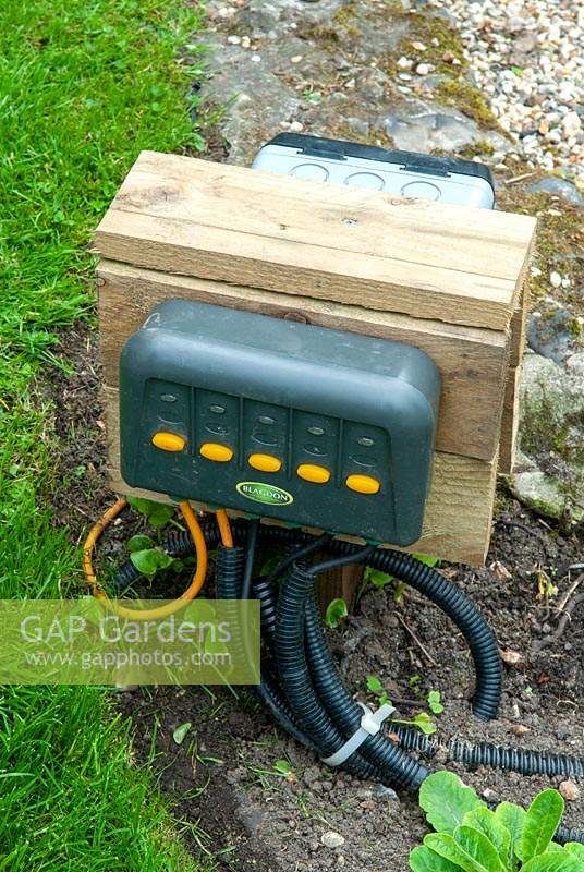 Unité électrique pour éclairage de jardin et fontaine à eau avec câbles protégés par des tubes en plastique - Journée des jardins ouverts, Palgrave, Suffolk