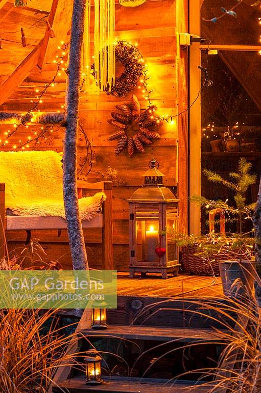 Salle de jardin décorée de guirlandes pour Noël en décembre