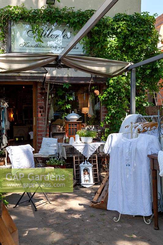 Magasin avec mobilier de jardin vintage et artisanat à l'extérieur en été