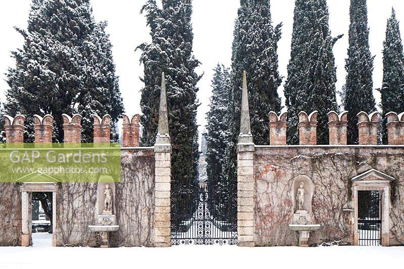 Porte d'entrée classique et mur décoratif - Cour d'honneur et avenue des cyprès