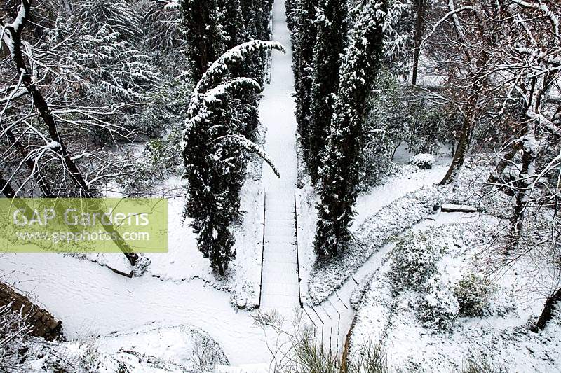 Avenues couvertes de neige dans le jardin de Giardino Giusti, Vérone