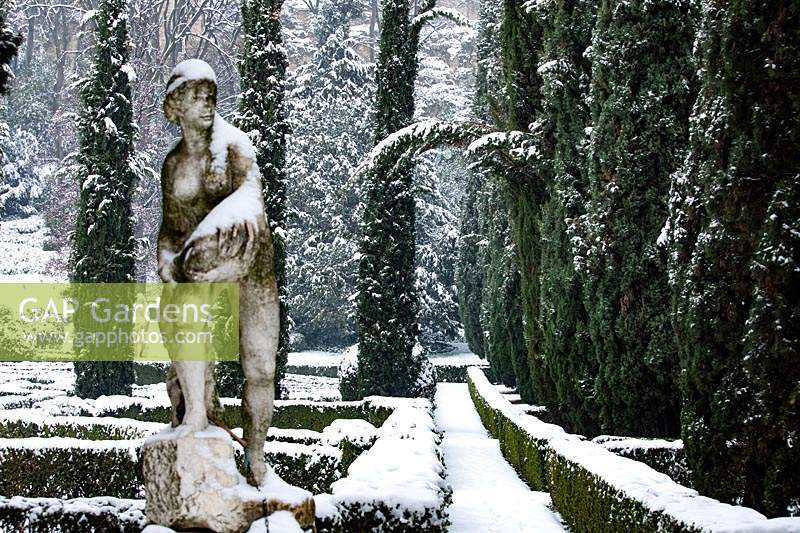 Sculpture couverte de neige classique dans le parterre français à Giardino Giusti, Vérone