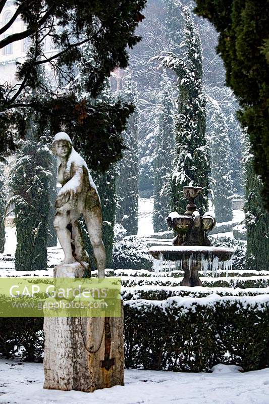 Sculpture couverte de neige avec fontaine et parterre derrière