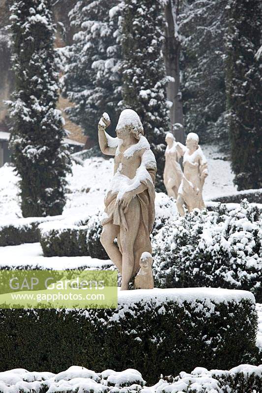 Statues classiques dans le parterre français, Giardino Giusti, Vérone