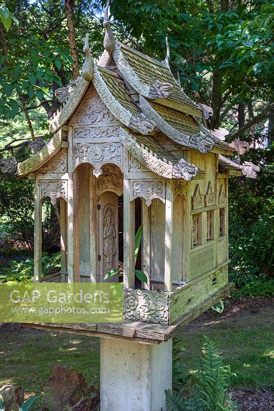 Maison d'oiseaux inspirée d'un temple asiatique sur mesure dans un jardin américain