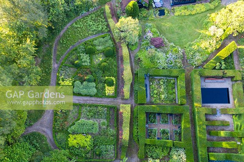 Vue sur les jardins de haies et le parterre d'herbes. Monmouthshire, Pays de Galles, Royaume-Uni. Image prise depuis un drone. Le jardin a été créé depuis 1987 par l'écrivain de jardin Anne Wareham et son mari, le photographe Charles Hawes.