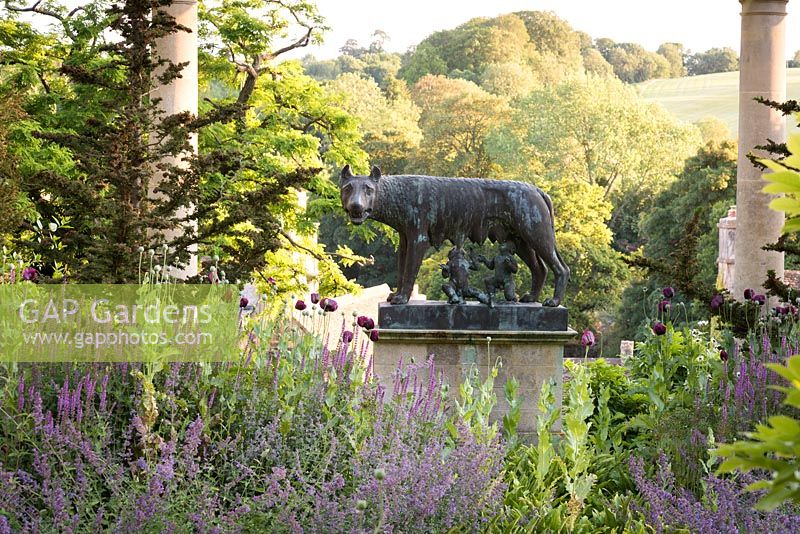 Le loup allaitant Romulus et Remus, un moulage d'une sculpture romaine, sur une terrasse avec vue sur la campagne au-delà