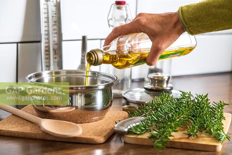 Verser l'huile d'olive dans une casserole