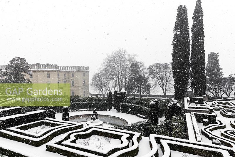 Jardin italien formel couvert de neige