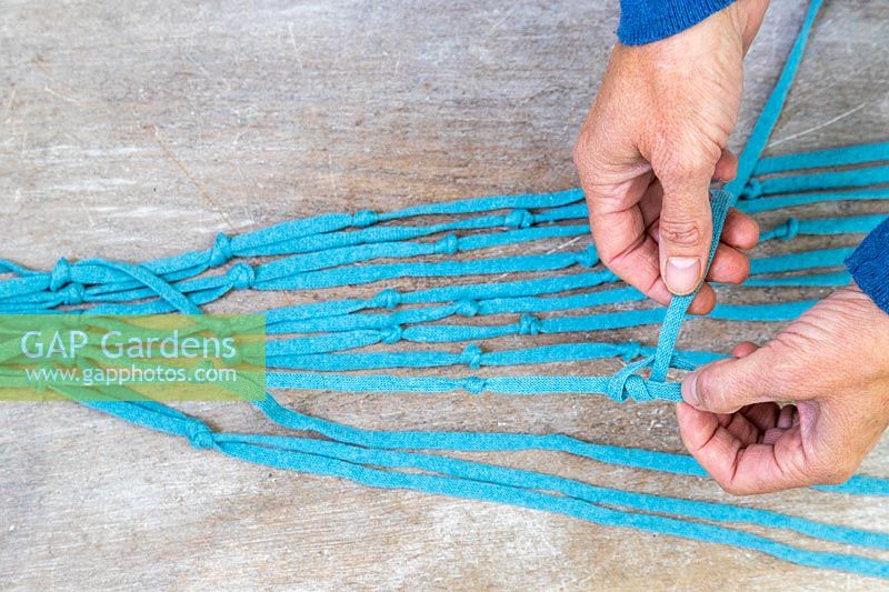 Femme faisant des nœuds en cordon de tissu