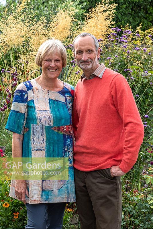 Lyn et Peter Buller qui ont créé un beau jardin dans leur parcelle arrière de 7,5 mx 14 m.
