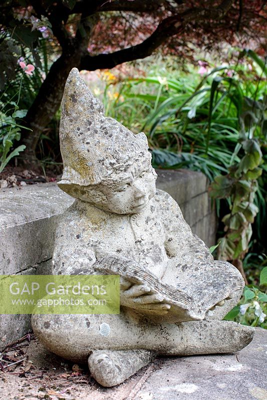 Sculpture de jardin vintage. Un nain de jardin en béton coulé