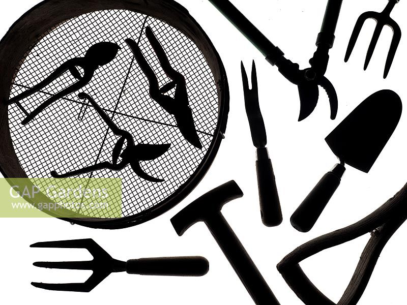 Collection d'outils de jardinage sur un fond blanc Sécateur, tamis de jardin dibber fourchettes et truelles
