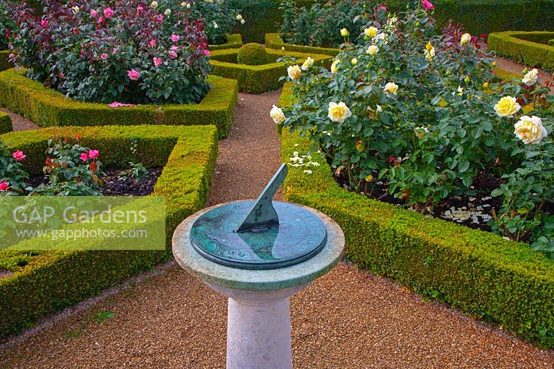 Jardin formel avec cadran solaire et Buxus parterre - Waterperry Garden, Oxfordshire