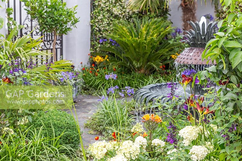 Fontaine à eau décorative. Grands jardins des États-Unis, le jardin de Charleston, RHS Hampton Court Palace Flower Show, 2017 Conception: Sadie May Studios Ltd.