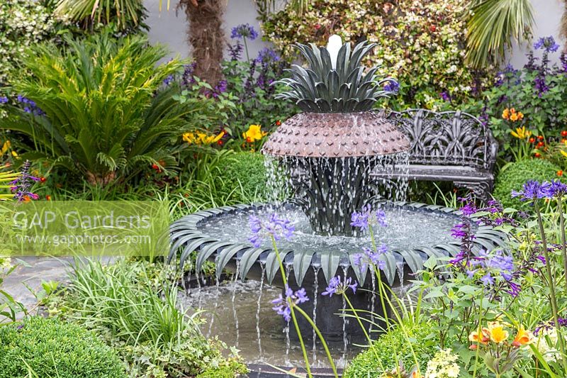 Fontaine à eau décorative dans les grands jardins des États-Unis, le jardin de Charleston, RHS Hampton Court Palace Flower Show, 2017 Conception: Sadie May Studios Ltd.