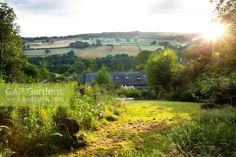 Un jardin de campagne naturaliste respectueux de la faune avec vue sur les collines du Yorkshire.