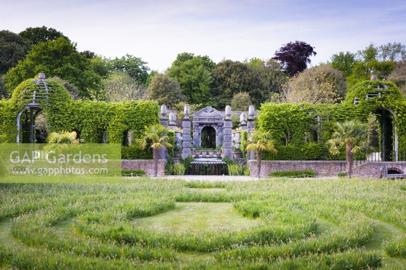 Le collectionneur Earl's Garden au château d'Arundel, West Sussex en mai. Conçu par Isabel et Julian Bannermann. Des tunnels et des pavillons revêtus de charme encadrent des piliers en chêne vert et une grotte.