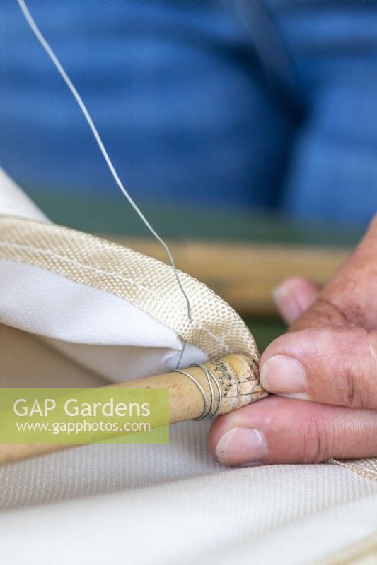 Utiliser un fil fin pour fixer l'extrémité du bâton de bambou à l'intérieur de la poche de l'organisateur de chaussures