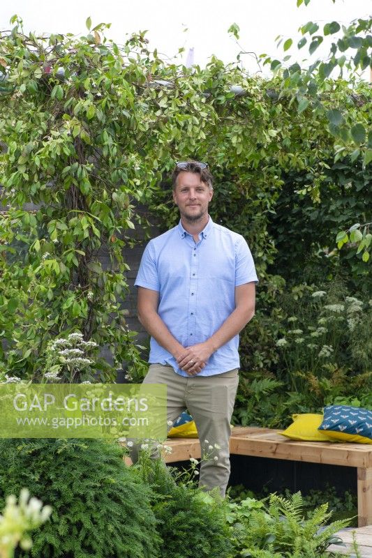 Le designer Mark Long dans le jardin qu'il a conçu pour le Hampton Court Flower Festival 2021. A Place to Meet Again.
