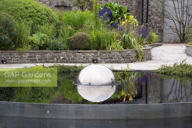 Le jardin en contrebas - Eau par William Pye - Aberglasney House and Gardens Carmarthenshire Wales - Juin