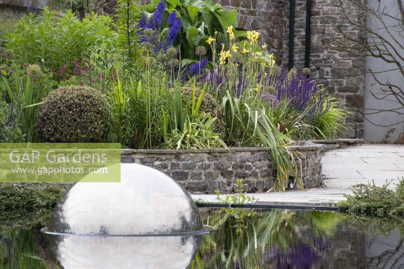 Le jardin en contrebas - Eau par William Pye - Aberglasney House and Gardens Carmarthenshire Wales - Juin