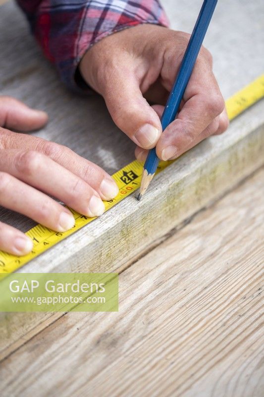 Marquage sur la planche de bois au crayon à 60cm, 75cm, 95cm et 115cm pour obtenir 5 morceaux de bois coupés à la bonne forme