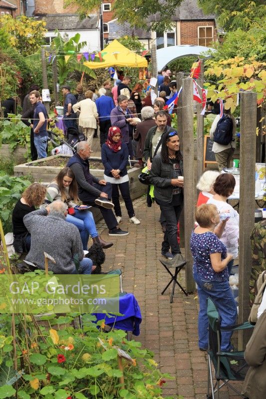 Le jardin Grapes Hill au cœur de la ville de Norwich regorge de personnes de tous âges, origines et ethnies pour l'événement 'Célébration de la culture internationale'.