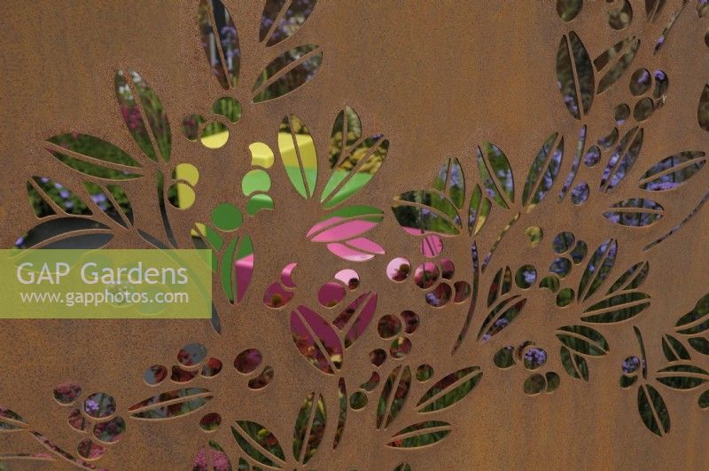 Détail du panneau en acier corten en filigrane - Color Box garden, RHS Hampton Court Palace Flower Show 2017