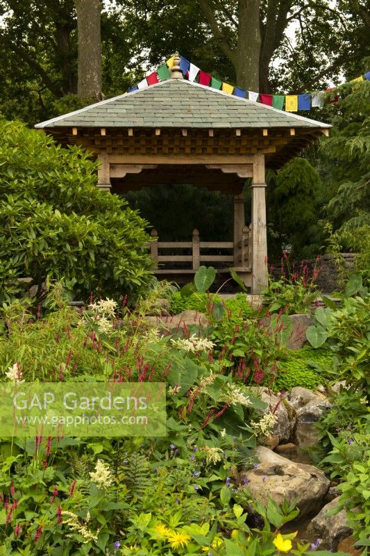 Le jardin du 50e anniversaire des Trailfinders contient une architecture en bois traditionnelle népalaise entourée de plantes des contreforts de l'Himalaya.