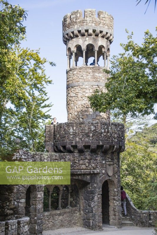 La tour Regaleira avec les visiteurs. Tour circulaire en pierre à ouvertures cintrées.