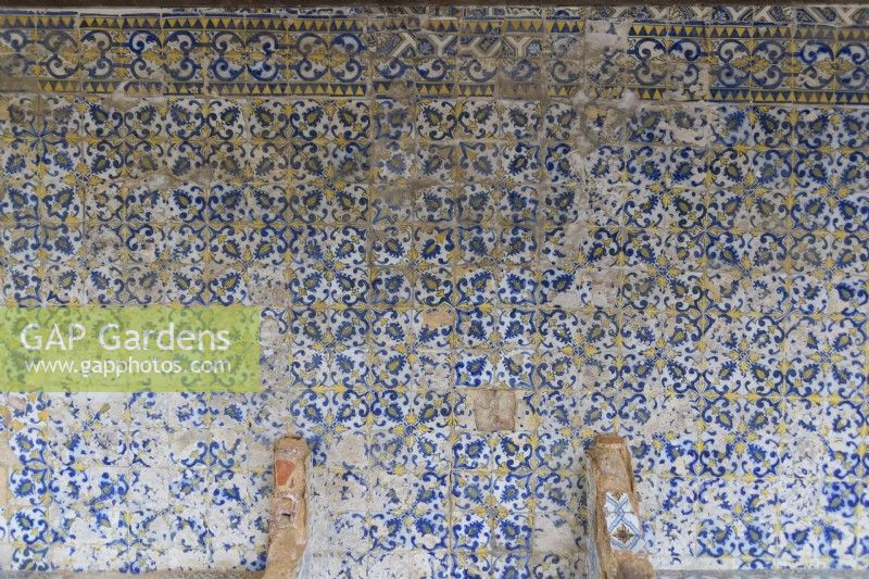 Mur de carreaux bleu émaillé connu sous le nom d'Azulejos en mauvais état. Seixal, près de Setubal, Portugal. septembre