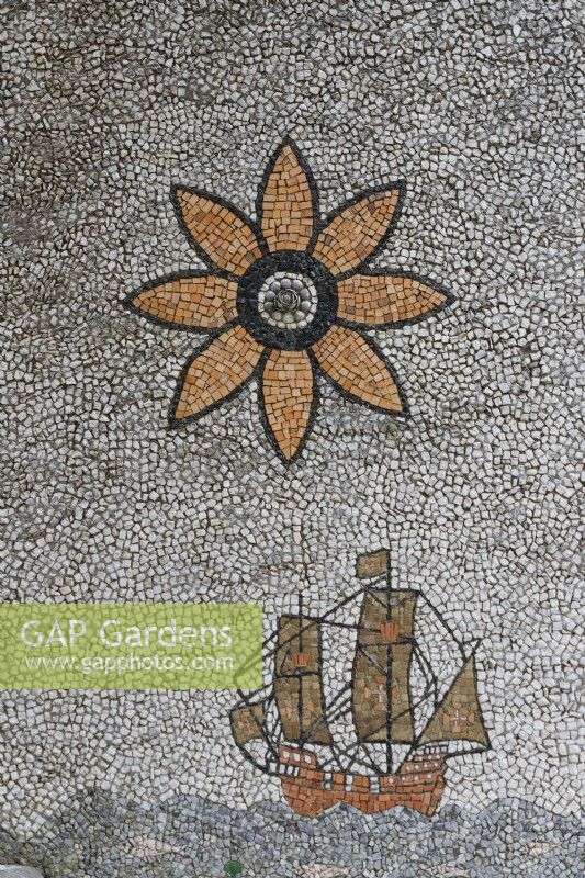 Détail de mosaïque de bateau à voile et fleur dans le mur de Fonte Nascente - Fontaine de la Source. Seixal, près de Setubal, Portugal. septembre