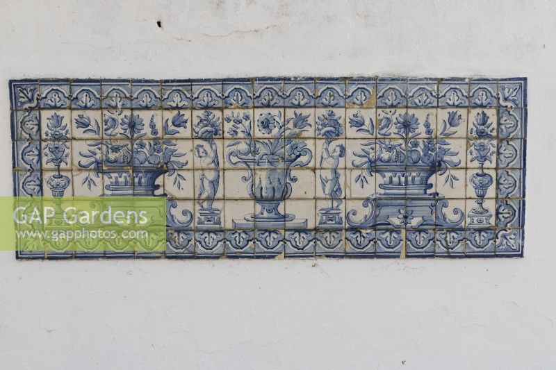 Section rectangulaire du mur recouvert de carreaux émaillés bleus appelés Azulejos. Seixal, près de Setubal, Portugal, septembre