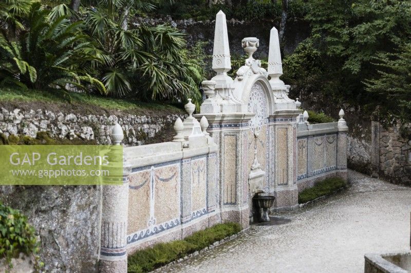 Fontaine d'Abondance, Sintra, près de Lisbonne, Portugal, septembre. Mosaïque ornée et fontaine aux dauphins en pierre avec détail de coquillages et obélisque.