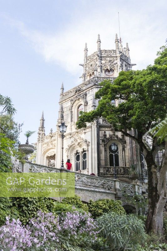 Vue sur le Palais avec des arbres en premier plan et des visiteurs. Sintra, près de Lisbonne, Portugal, septembre.