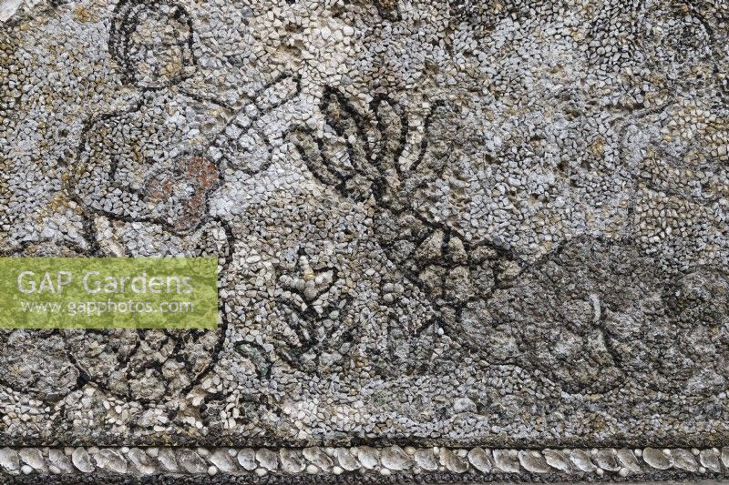 Détail de la mosaïque de la figure et de la baleine sur une dépendance en pierre, face à des mosaïques en noir et blanc. Seixal, près de Setubal, Portugal. septembre