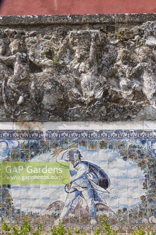 Détail du mur du jardin formel avec des carreaux émaillés ou des Azuljelos représentant la récolte et la sculpture surélevée de figures dans le mur ci-dessus. Lisbonne, Portugal, septembre.