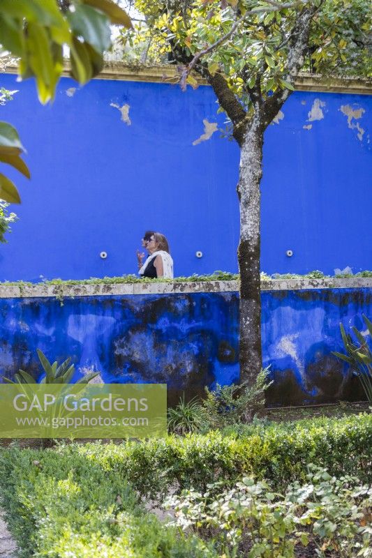 Murs peints en bleu en détresse du jardin de Vénus avec deux femmes visiteuses. Lisbonne, Portugal, septembre.