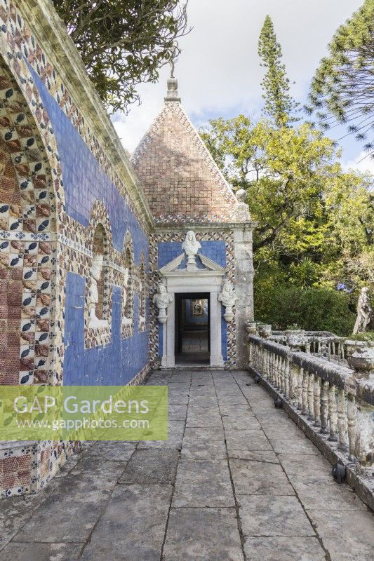 La Galerie des Rois. Passerelle pavée surélevée avec balustrade en pierre. Murs revêtus de tuiles vernissées appelées Azulejos. Maison d'été dans l'allée. Lisbonne, Portugal, septembre.