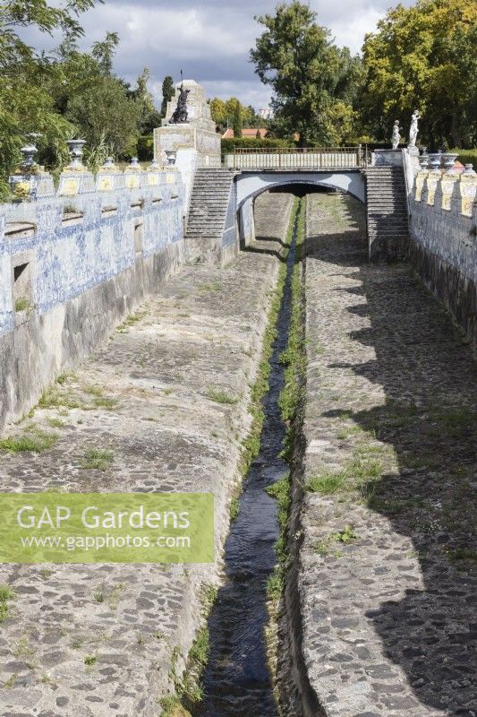 Pont sur le canal Tile. Murs revêtus de carreaux décoratifs d'Azulejos. Queluz, Lisbonne, Portugal, septembre.