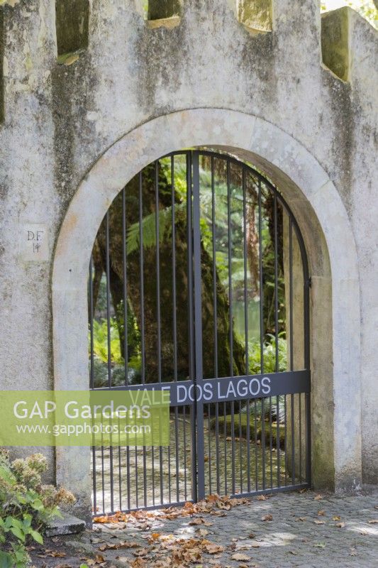 Porte à l'entrée de la Vallée des Lacs. Parque da Pena, Sintra, près de Lisbonne, Portugal, septembre.