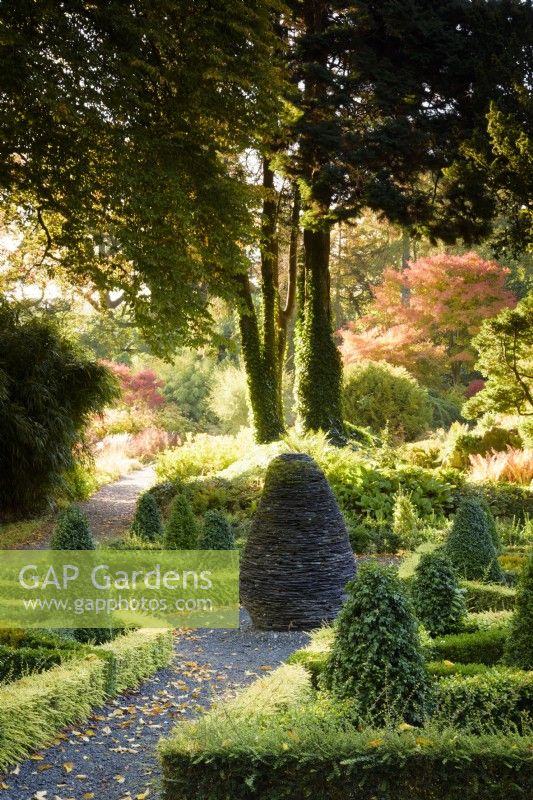 Le jardin d'ardoise, un jardin de nœuds en boîte et Lonicera nitida avec une sculpture centrale en ardoise, à Hergest Croft Gardens, Herefordshire en octobre